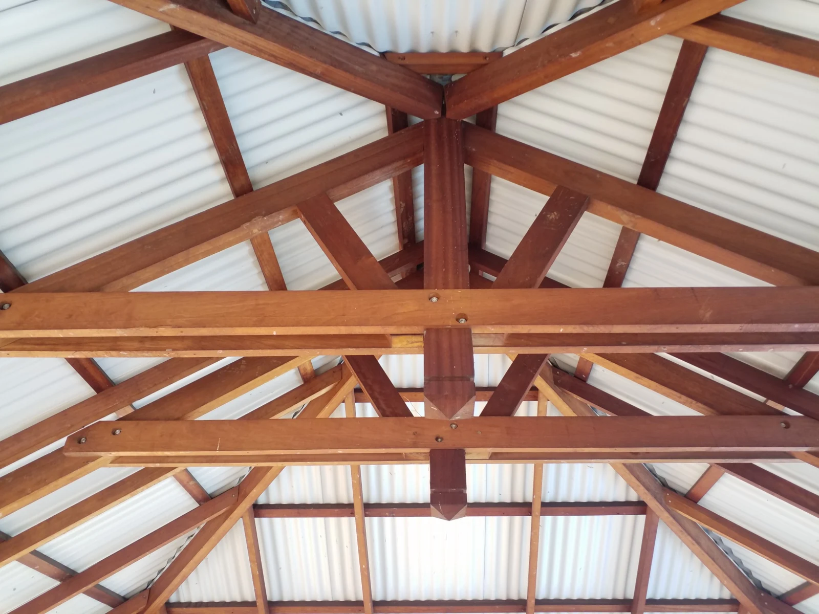 Vue intérieure d’une charpente bois avec couverture posée