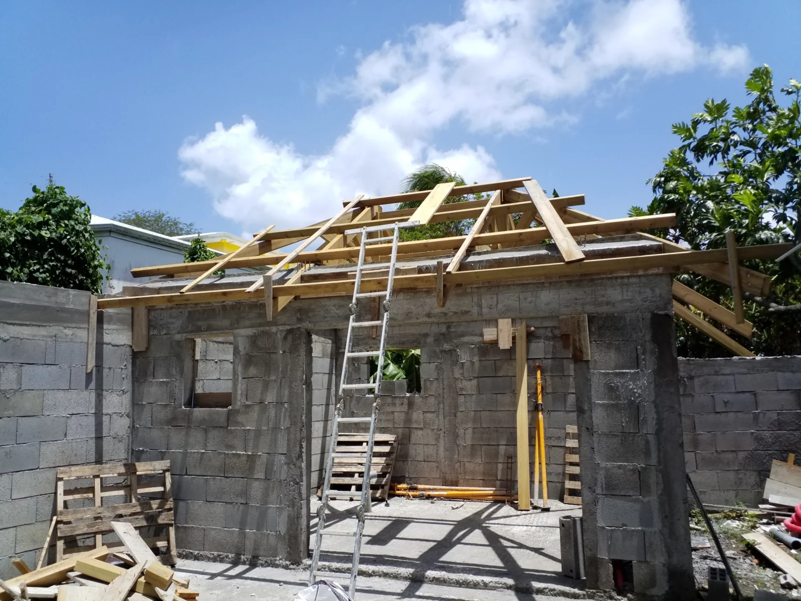 Vue extérieure de la charpente bois posée sur les murs