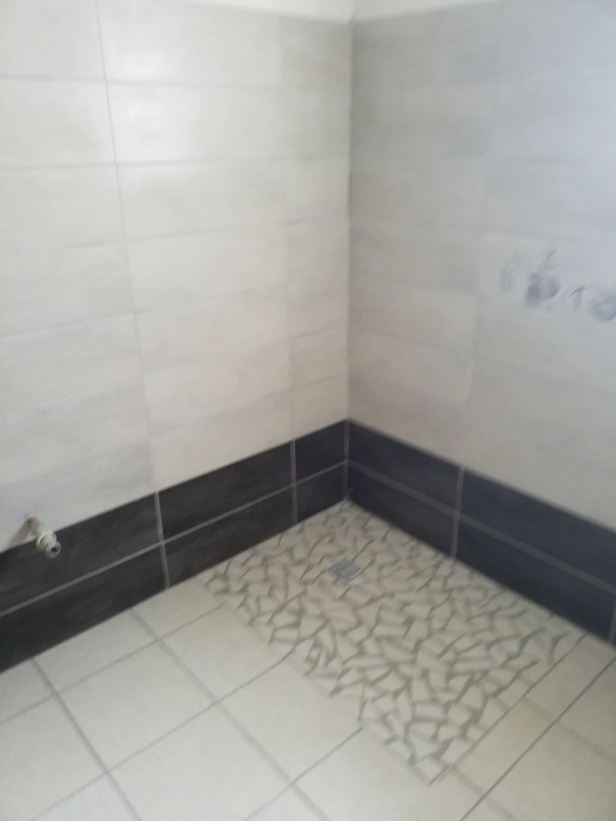 Après réfection : espace douche, sol et carrelage mural